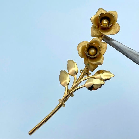 Elegant Vintage Gold Tone Double Rose Flower Brooch Pin, 3” Long Stem - Picture 1 of 5